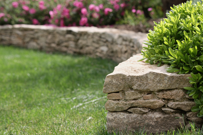 Muret de pierres dans un jardin créé par Paysalis