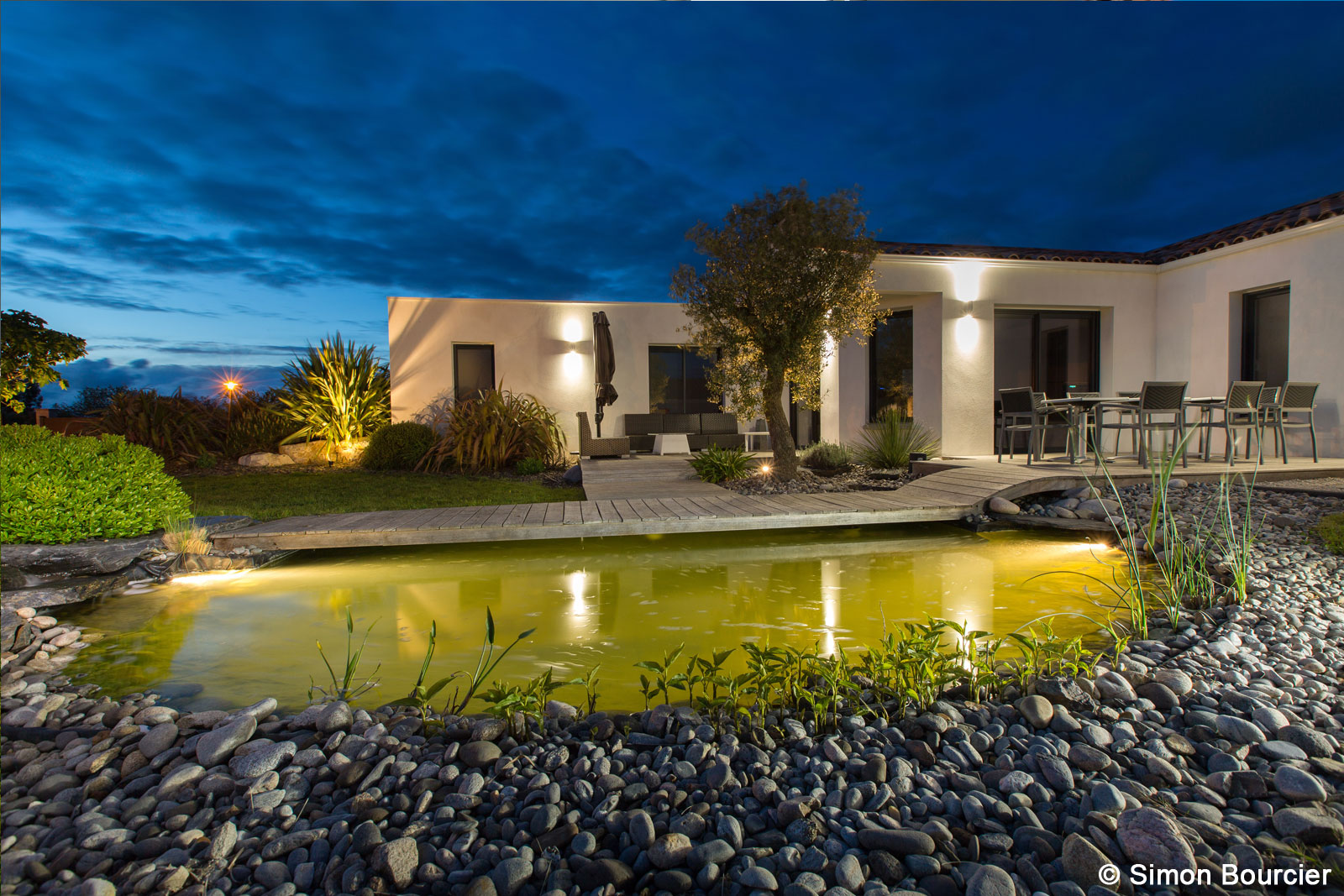 Eclairage d'une terrasse et d'un bassin en Vendée