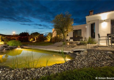 Lumières sur un bassin et jardin en Vendée