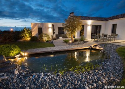 Vue nocturne d'un jardin paysager en Vendée