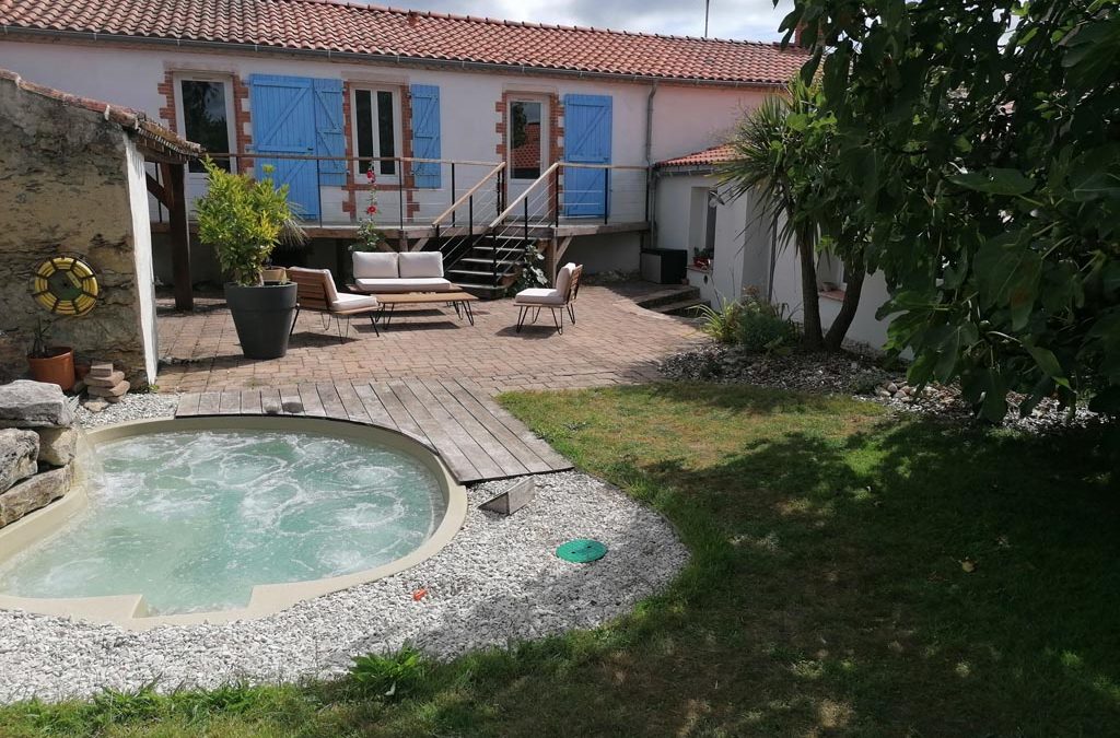 Terrasse et jacuzzi à Commequiers en Vendée